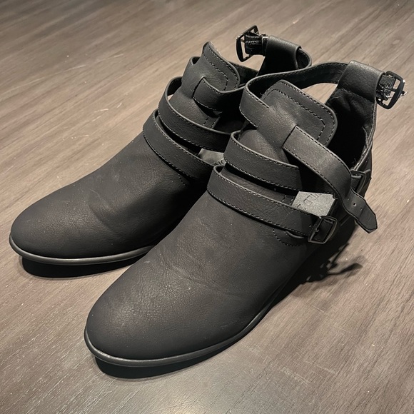 Wild Diva Black Ankle Booties - Picture 1 of 3